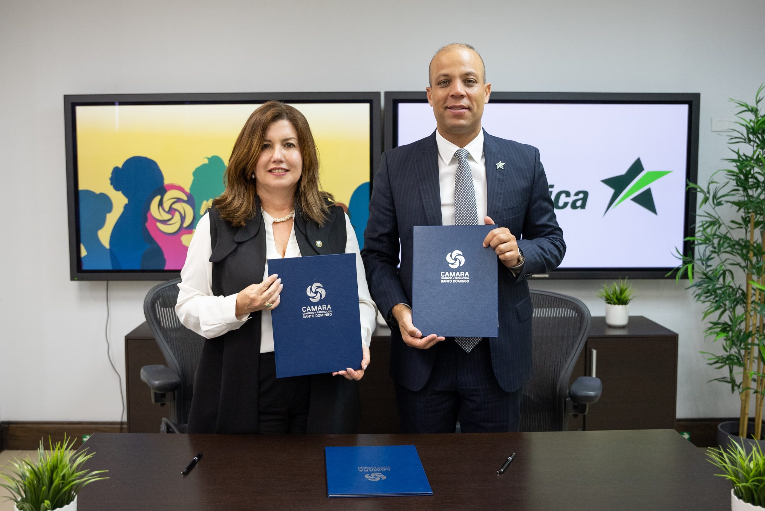 Cámara de Comercio y Producción de Santo Domingo y Banco Promerica firman alianza estratégica para el desarrollo empresarial de la mujer